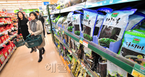 Women walk down an aisle where seaweed is displayed at a store in Seoul on Thursday. (Kim Myung-sub/The Korea Herald)