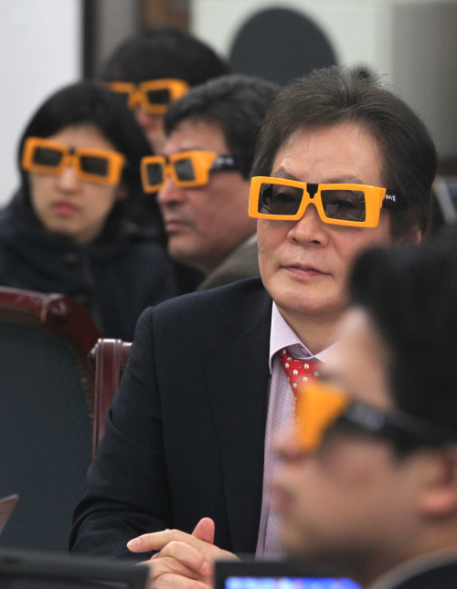 Lee Mong-ryong, president of Sky Life, watches new 3-D content provided by the digital satellite broadcaster at a press conference in downtown Seoul on Thursday. (Yonhap News)