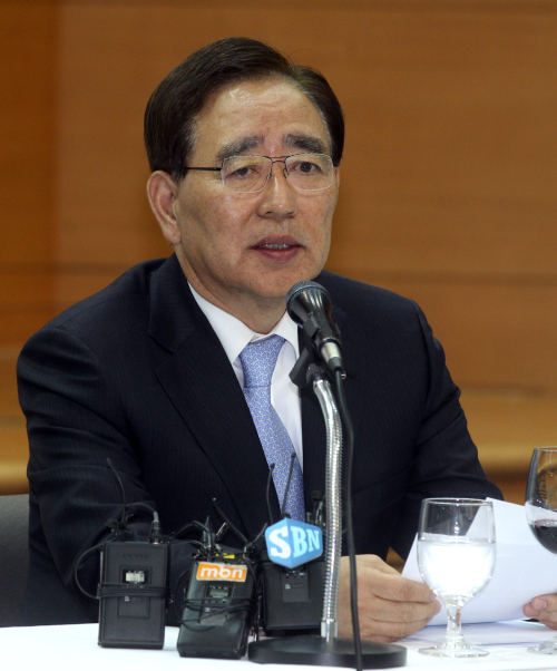 Shinhan Financial Group chairman Han Dong-woo addresses a news conference Monday. (Yonhap News)
