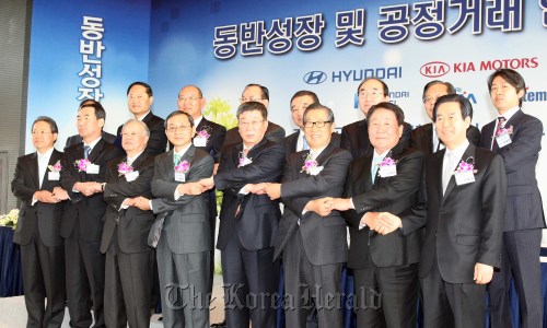 Hyundai Motor Co. vice chairman Yoon Yeo-chul (fifth from left, front row), Korea Chamber of Commerce and Industry Chairman Sohn Kyung-shik (third from left, front row), and other industry officials pose after the Hyundai Motor Group signed a shared-growth pact with suppliers at a golf club in Gyeonggi Province on Tuesday. (Hyundai Motor Group)