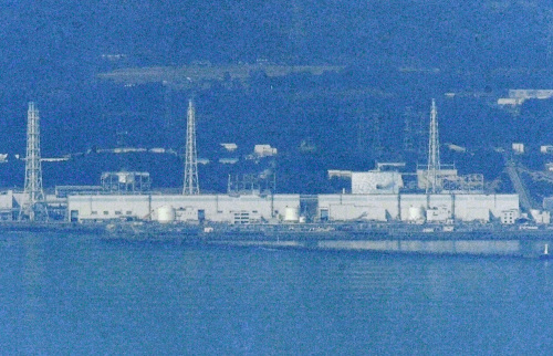 Only Unit 2 is covered with white concrete housing, seen on left of an iron tower on right, at the stricken Fukushima Dai-ichi nuclear power plant in Okumamachi, Fukushima prefecture, Japan, on Tuesday, March 29, 2011. Other three units, Unit 1 on right of the tower, Unit 4 and Unit 3, on left and right respectively of another iron tower at second from left among the three pylons, stand with only iron frames. Workers have discovered new pools of radioactive water leaking from the nuclear complex that officials believe are behind soaring levels of radiation spreading to soil and seawater. (AP-Yonhap)