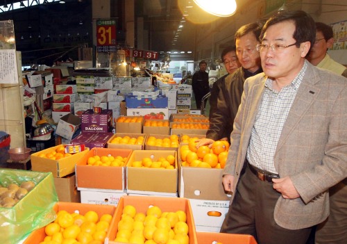 Government officials visit a local market to check food prices. (Yonhap News)
