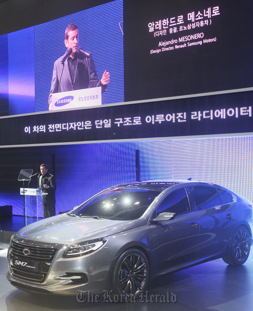 Renault Samsung design director Alejadro Mesonero introduces the new SM7 show car at the Seoul Motor Show on Thursday. (Yonhap News)