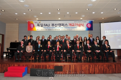 Busan Mayor Hur Nam-sik (fifth from left, front row), Friedrich Alexander University chairman Thoman A.H. Schock (fourth from right, front row) and other participants at the opening ceremony of the Busan branch of the German university at Busan Techno Park last Wednesday. (FAU Busan)