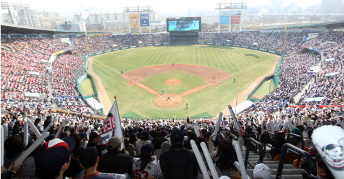 More than 27,000 fans watch the game between the Doosan Bears and the LG Twins in Jamsil, Seoul, Sunday. (Yonhap News)