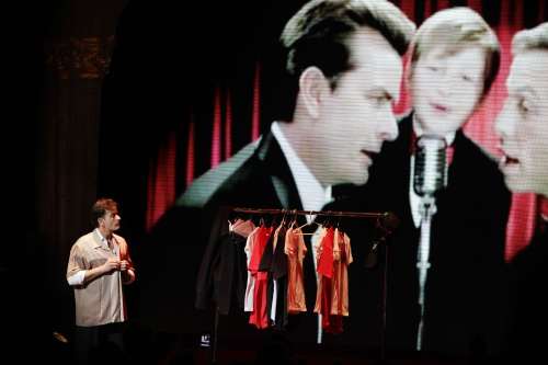 Actor Charlie Sheen looks toward a projection image of “Two and a Half Men” during his performance at the Fox Theatre in Detroit, Saturday. (AP-Yonhap News)