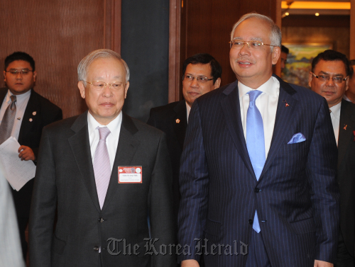 Korea Chamber of Commerce and Industry Chairman Sohn Kyung-shik (left) and Malaysian Prime Minister Najib Razak walk to a conference in Seoul, Tuesday. (Lee Sang-sub/The Korea Herald)