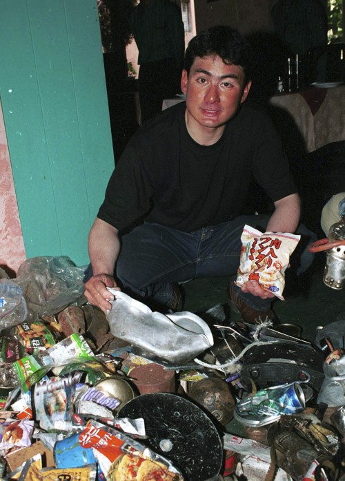 Japanese mountaineer Ken Noguchi shows some of the 1,600 kilograms of garbage he brought back from Mount Everest in Katmandu. (AP-Yonhap News)