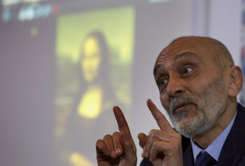 Art historian and researcher Silvano Vinceti with an image of Leonardo da Vinci’s “Mona Lisa” painting in the background during a press conference in Rome. (AP-Yonhap News)