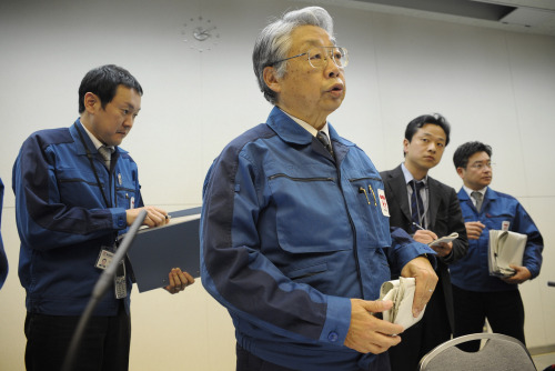 Tokyo Electric Power Co. Executive Vice President Takashi Fujimoto (front) attends a press conference at the company’s headquarters in Tokyo on Tuesday. (Xinhua-Yonhap News)