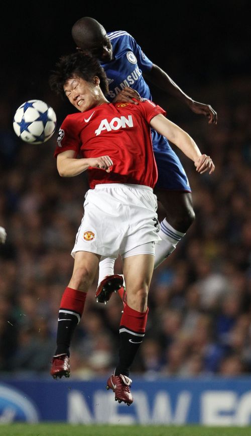 Manchester United’s Park Ji-sung (left) and Chelsea’s Ramires vie for the ball.(AFP-Yonhap News)