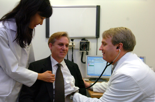 Dr. John Linton (right) director of Severance Hospital International Health Care Center, examines a foreign patient. (Severance Hospital)