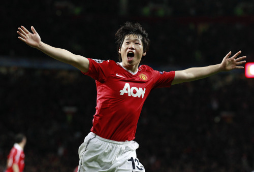 Manchester United's Ji-Sung Park celebrates after scoring a goal against Chelsea during their Champions League quarterfinal second leg soccer match at Old Trafford, Manchester, England, Tuesday April 12, 2011. (AP-Yonhap News)