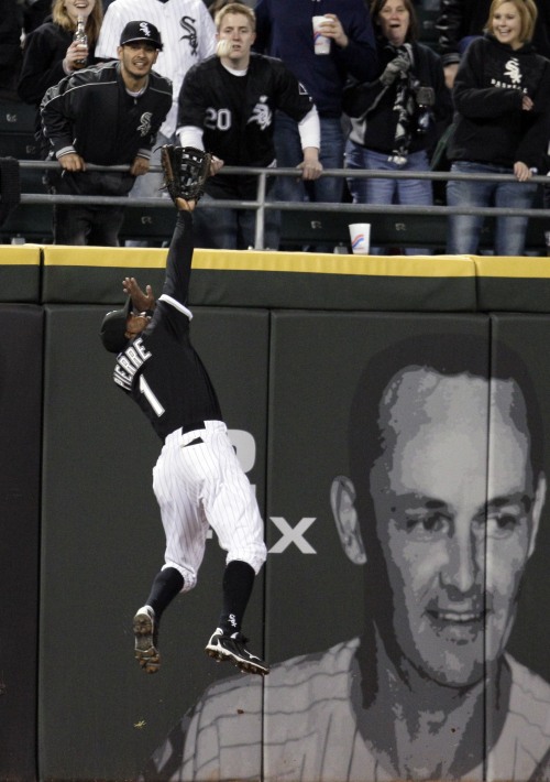 Chicago White Sox left fielder Juan Pierre can’t make the catch on a double by Oakland Athletics first baseman Daric Barton in the third inning. (AP-Yonhap News)