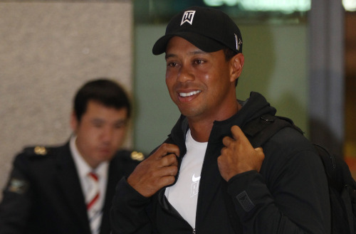 Tiger Woods arrives in Incheon Airport on Wednesday, April 13, 2010. (Yonhap News)