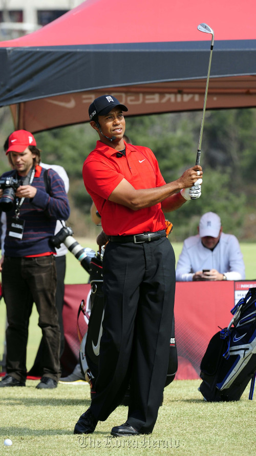 Former No. 1 golfer Tiger Woods takes a shot during a clinic for junior golfers at Jade Palace Golf Club in Chuncheon, Gangwon Province, Thursday. (Park Hae-mook/The Korea Herald)