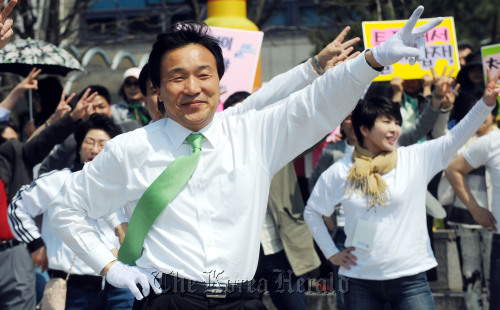 Democratic Party candidate Sohn Hak-kyu dances during a campaign rally in Bundang on Sunday. (Park Hyun-koo/The Korea Herald)