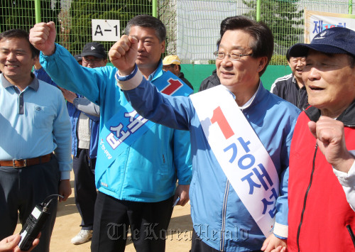 Kang Jae-sup, ruling Grand National Party candidate for the April 27 by-election, appeals for voter support in the Bundang constituency, Seongnam, Sunday.