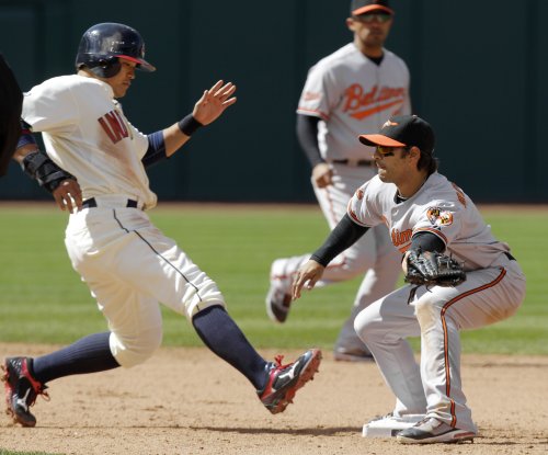 Cleveland Indians right fielder Choo Shin-soo (left) gets back into second base ahead of a pickoff throw in the eighth inning. (AP-Yonhap News)