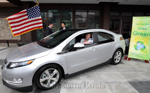 U.S. Ambassador to Korea Kathleen Stephens drives a Chevrolet Volt electric car at the embassy in Seoul on Monday. (GM Korea Co.)
