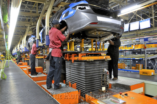 Workers assemble vehicles at Hyundai Motor Co.’s plant in Montgomery, Alabama. (Bloomberg)