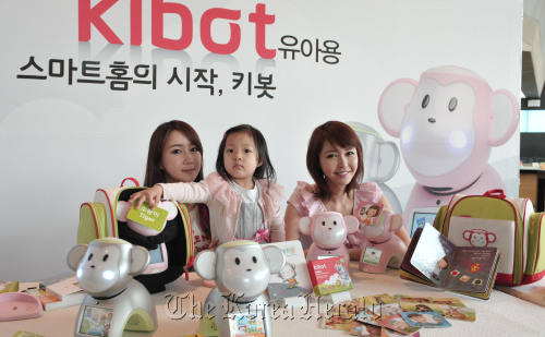 KT Corp. plans to launch next week in the local market the “kibot,” an Internet-connected robot meant to serve as a child’s friend and teacher. (Chung Hee-jo/The Korea Herald)