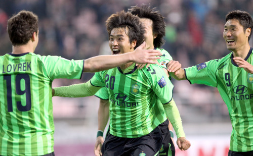 Jeonbuk’s Lee Dong-gook (center) celebrates his goal. (Yonhap News)