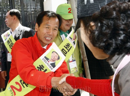 Choi Moon-soon, the Gangwon governor candidate of the Democratic Party, greets voters in a traditional marketplace in Hongcheon, Gangwon Province. (Yonhap News)