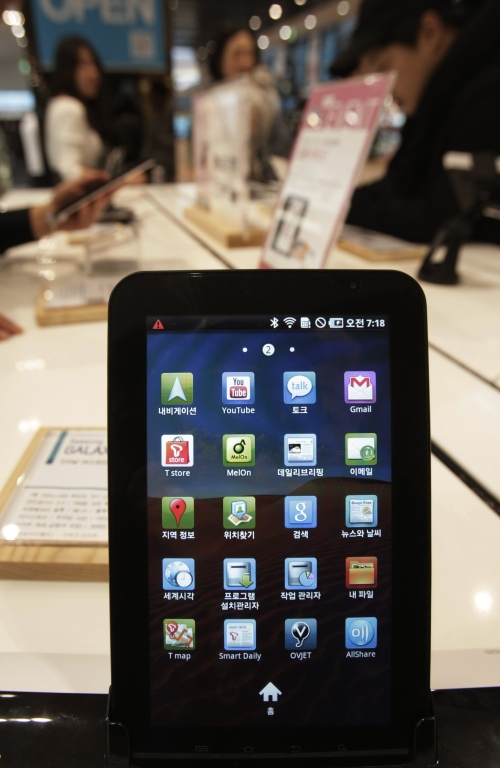 A Samsung Electronics' Galaxy Tab is displayed at its a showroom of the headquarters in Seoul, South Korea, Tuesday, April 19, 2011. Apple Inc. has sued Samsung Electronics Co., saying the South Korean company's Galaxy line of smartphones and tablet computers copy Apple's popular iPad and iPhone.(AP-Yonhap News)