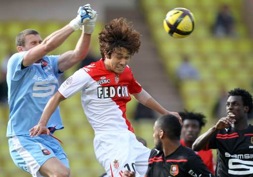 Monaco’s Park Chu-young (center) vies with Rennes’ goalkeeper Nicolas Douchez. Monaco won 1-0. AFP-(Yonhap News)