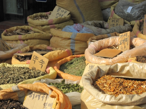 Some of the natural herbal remedies on offer at Seoul Yangnyeong-si. (John Power/Korea Herald)