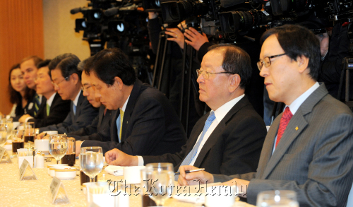 Heads of financial groups attend a meeting to discuss how to cope with a problem of soured project financing loans of savings banks on Tuesday. (Kim Myung-sup/The Korea Herald)
