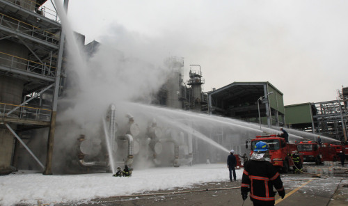 Fire fighters put out a blaze at an SK Energy factory in Incheon on Tuesday afternoon.(Yonhap News)