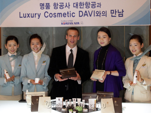 Heather Cho (fourth from left), senior vice president at Korean Air and DAVI’s chairman Carlo Mondavi (third from left) after featuring a new amenity cosmetic skin care set for business and first class passengers in Incheon on Wednesday. (Korean Air)