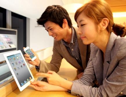 Models show iPad 2, Apple's latest version of its tablet computer in Seoul, Thursday.(Yonhap)