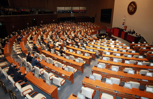 Lawmakers attend a parliamentary session on Thursday. Yonhap News