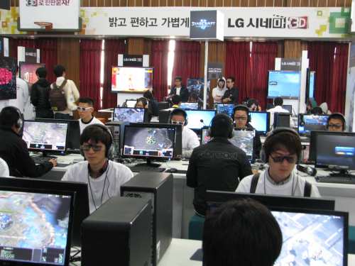 Contestants on Sunday play in the preliminary games for the StarCraft II 3-D special league hosted by LG Electronics at Honam University. (LG Electronics)