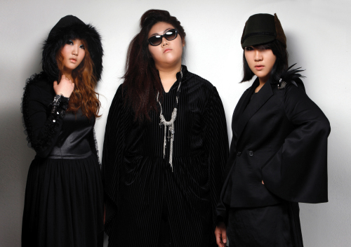 Girl group Piggy Dolls — (from left to right) Park Ji-eun, Kim Min-sun, Lee Ji-youn — stand up for full-figured ladies with their single “Trend.” (Winning Insight)