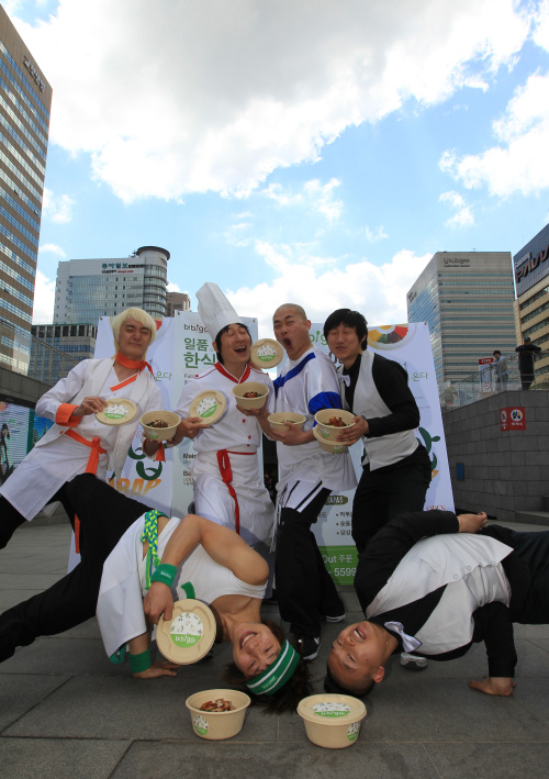 Actors from “Bibap” pose at Gwanghwamun Plaza, where they showcased highlights from the new show last week. (Yonhap News)