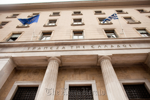 Greek and European Union flags fly outside the Bank of Greece headquarters in Athens. (Bloomberg)
