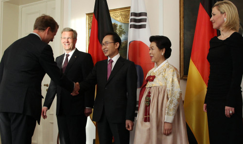 President Lee Myung-bak and first lady Kim Yoon-ok meet German officials during a dinner hosted by German President Christian Wulff in Berlin on Tuesday. (Yonhap News)