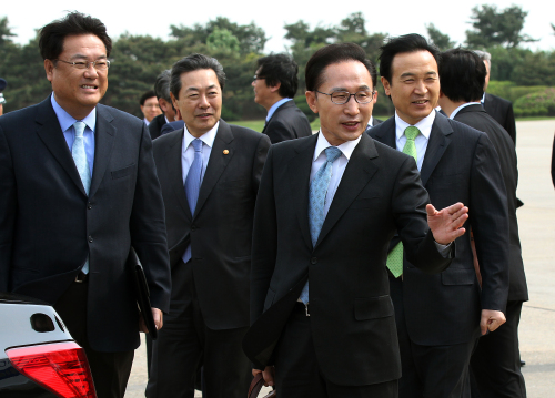President Lee Myung-bak waves farewell to reporters in Seoul Airport in Seongnam on Monday after a trip to Germany, Denmark and France. Lee is accompanied by Senior Secretary to the President for Political Affairs Chung Jin-suk (left), Public Administration and Security Minister Maeng Hyung-kyu (second from left) and Presidential Chief of Staff Yim Tae-hee (right). (Yonhap News)