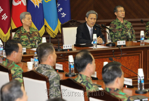 Defense Minister Kim Kwan-jin (center) presides over a meeting of top military commanders in Seoul on May 6. (Yonhap News)