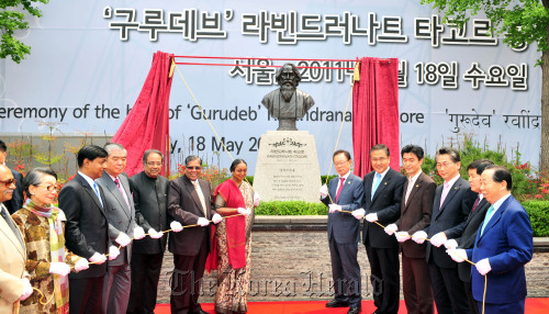 Meira Kumar (first left from the bust), Speaker of the Lower House of the Parliament of India, Park Hee-tae (first right from the bust), Speaker of the National Assembly of Korea, Rep. Park Jin (second from the bust) of the Grand National Party and Vice Culture Minister Mo Chul-min (third right from the bust) in Seoul on Wednesday. (Kim Myung-sub/The Korea Herald)