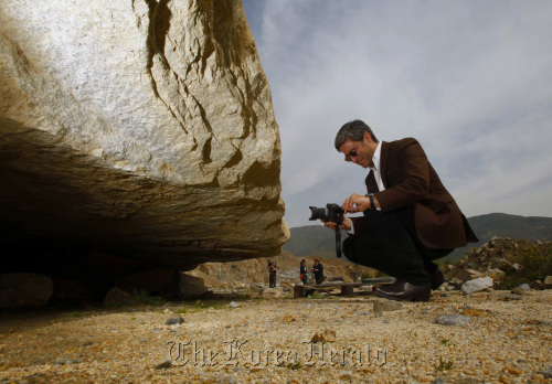 Michael Govan, director of LACMA, takes a look at artist Michael Heizer’s several hundred-ton boulder piece, Levitated Mass, at the Stone Valley Quarry in Riverside, California, March 29. (MCT)