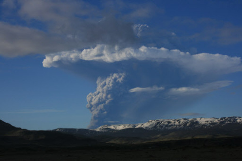 Smoke rises from the Grimsvotn volcano in Reykjavik, Iceland, Saturday. (AP-Yonhap News)