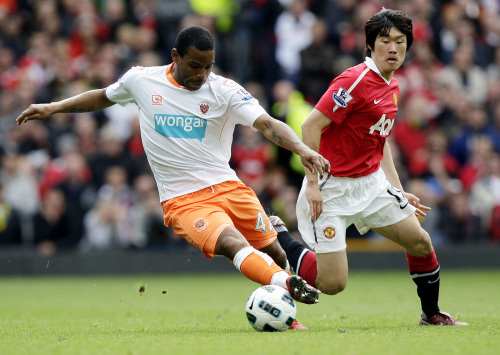 Blackpool's Jason Puncheon, left, vies for the ball with Manchester United's Ji-Sung Park, right, during their English Premier League soccer match at Old Trafford, Manchester, England, Sunday, May 22, 2011. (AP-Yonhap News)