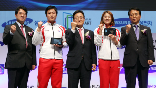 Participants at the launching ceremony of Samsung Electronics’ campaign for the Daegu Athletics Championships pose at the company’s head office in southern Seoul on Monday. (From left) Kwon Gye-hyun, head of sports marketing of Samsung Electronics; national javelin thrower Park Jae-myung; Moon Dong-ho, vice president of the Daegu Organizing Committee; long jumper Jung Soon-ok; and John C.U. Kim, vice president of the Korea Association of Athletics Federations. (Yonhap News)