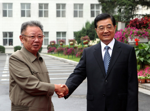 This file photo shows North Korean leader Kim Jong-il (left) meeting with Chinese President Hu Jintao in China in August 2010. (AP-Yonhap News)