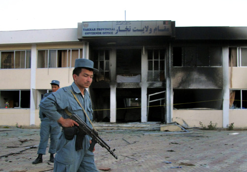 Afghan security stand at the site where a suicide bomber blew himself up inside the provincial governor’s compound in Taloqan, Takhar province, north of Kabul on Saturday. (AP-Yonhap News)